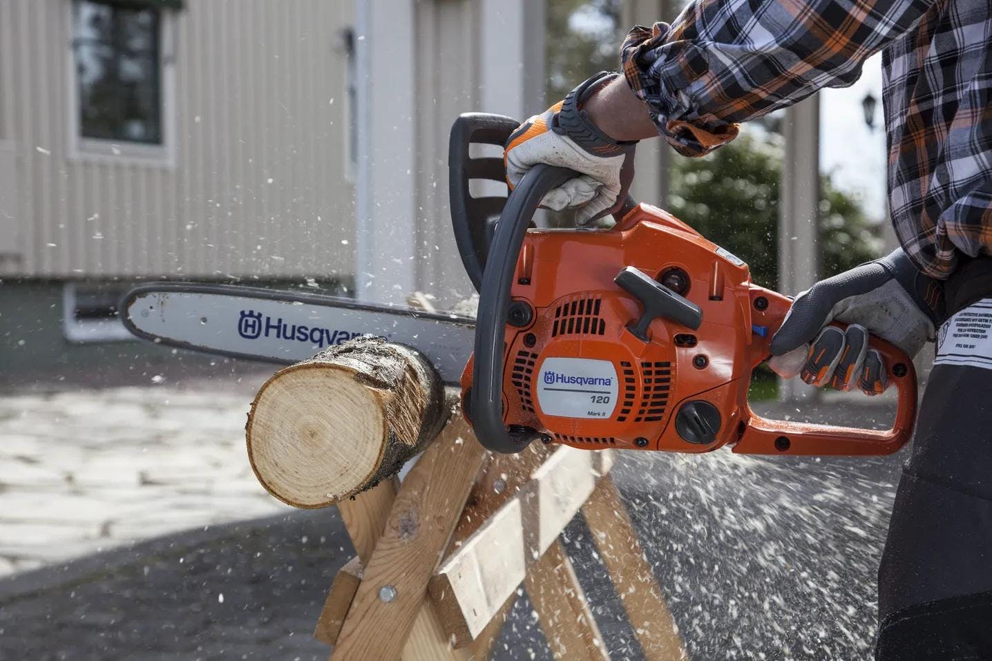 chainsaw-cutting-wood